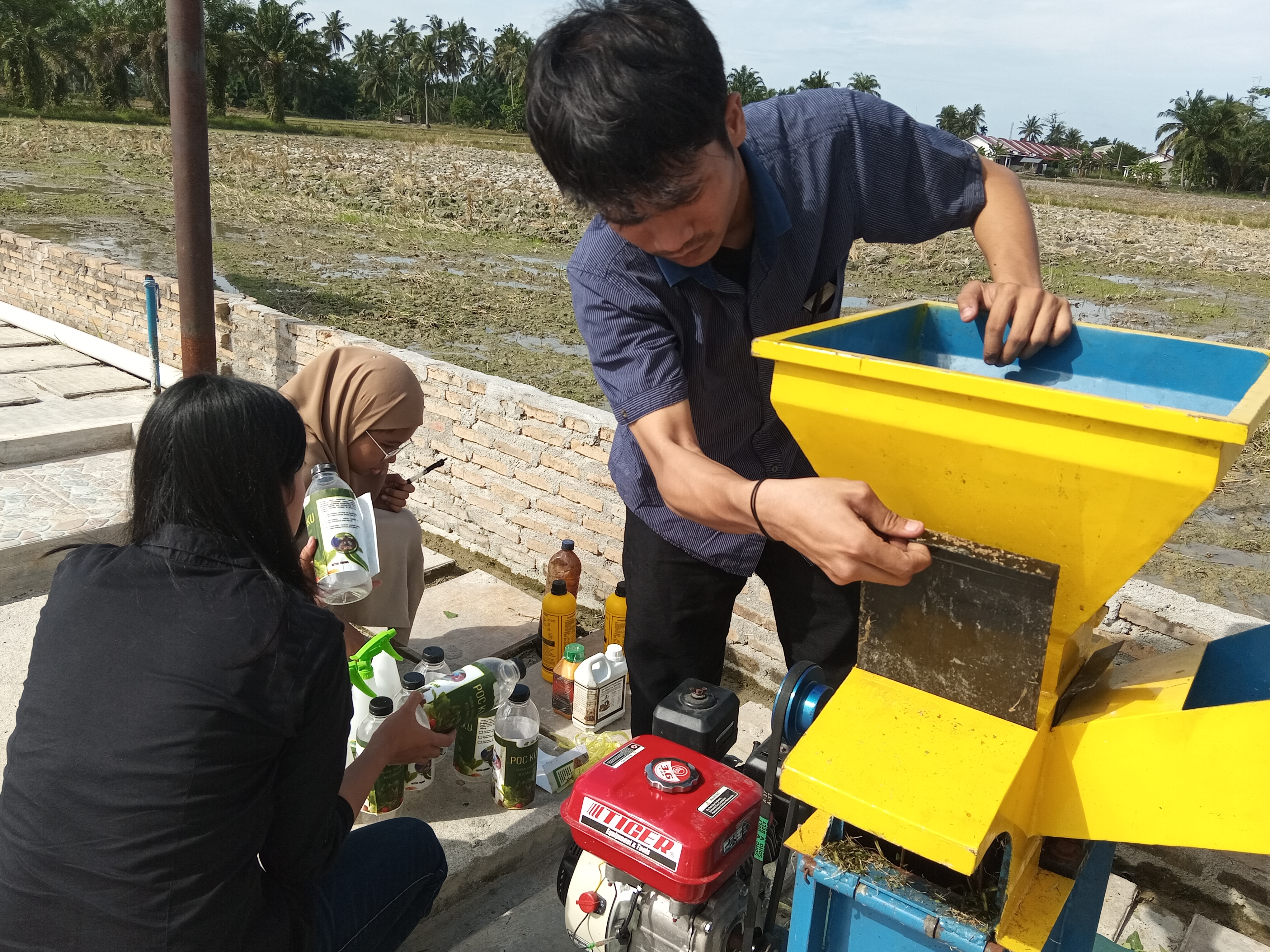 Tim Peninjau Program Pupuk Organik Cair (POC) Community Development PT Inalum Tinjau Alat Pencacah Bersama Tim Beasiswa KSE