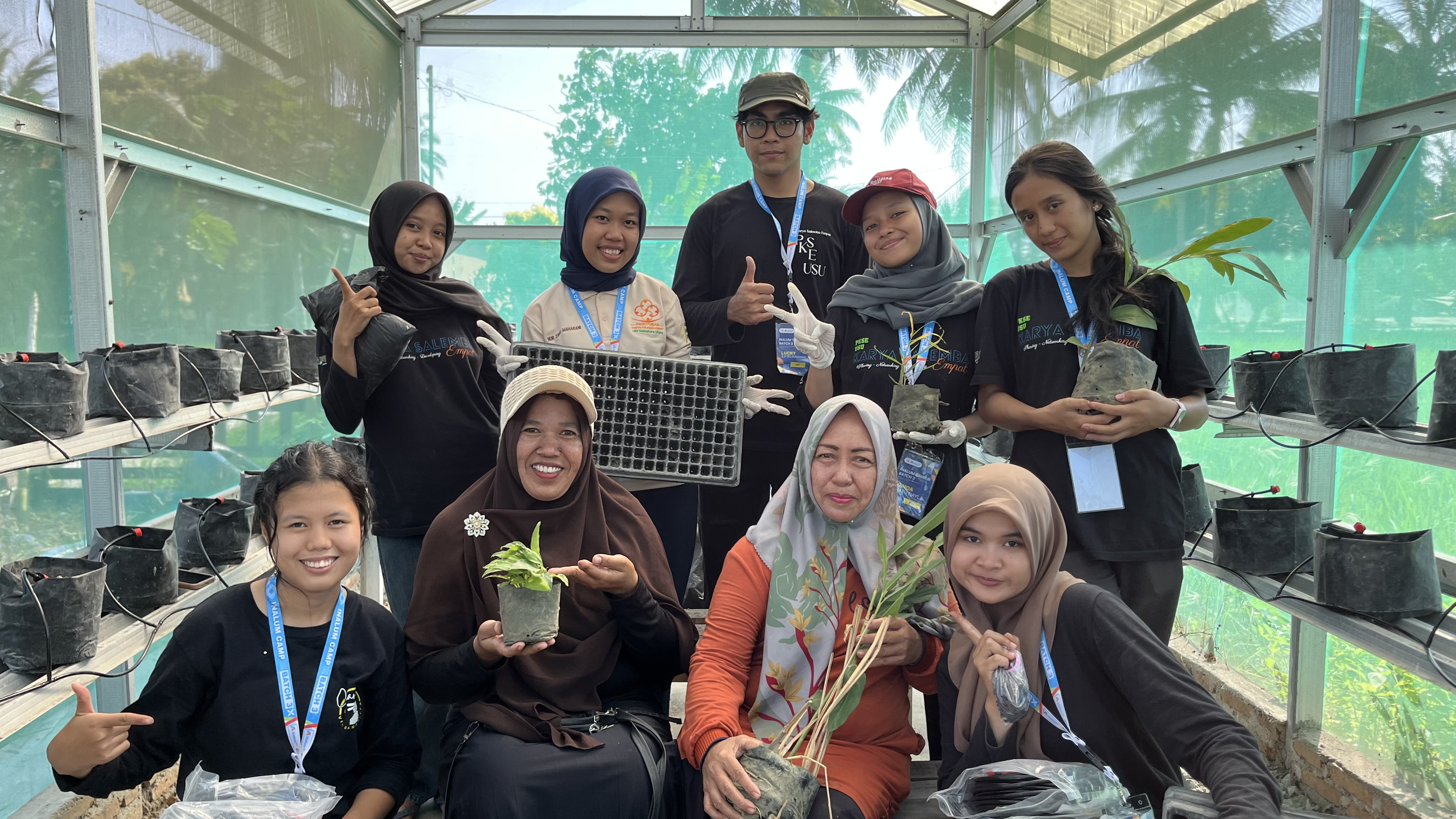 Tim Peninjau dari KSE Medan Raya bersama Masyarakat Pokdarwis Kuala Tanjung Melakukan Penanaman Tanaman dengan Media Hidroponik dan Polibag