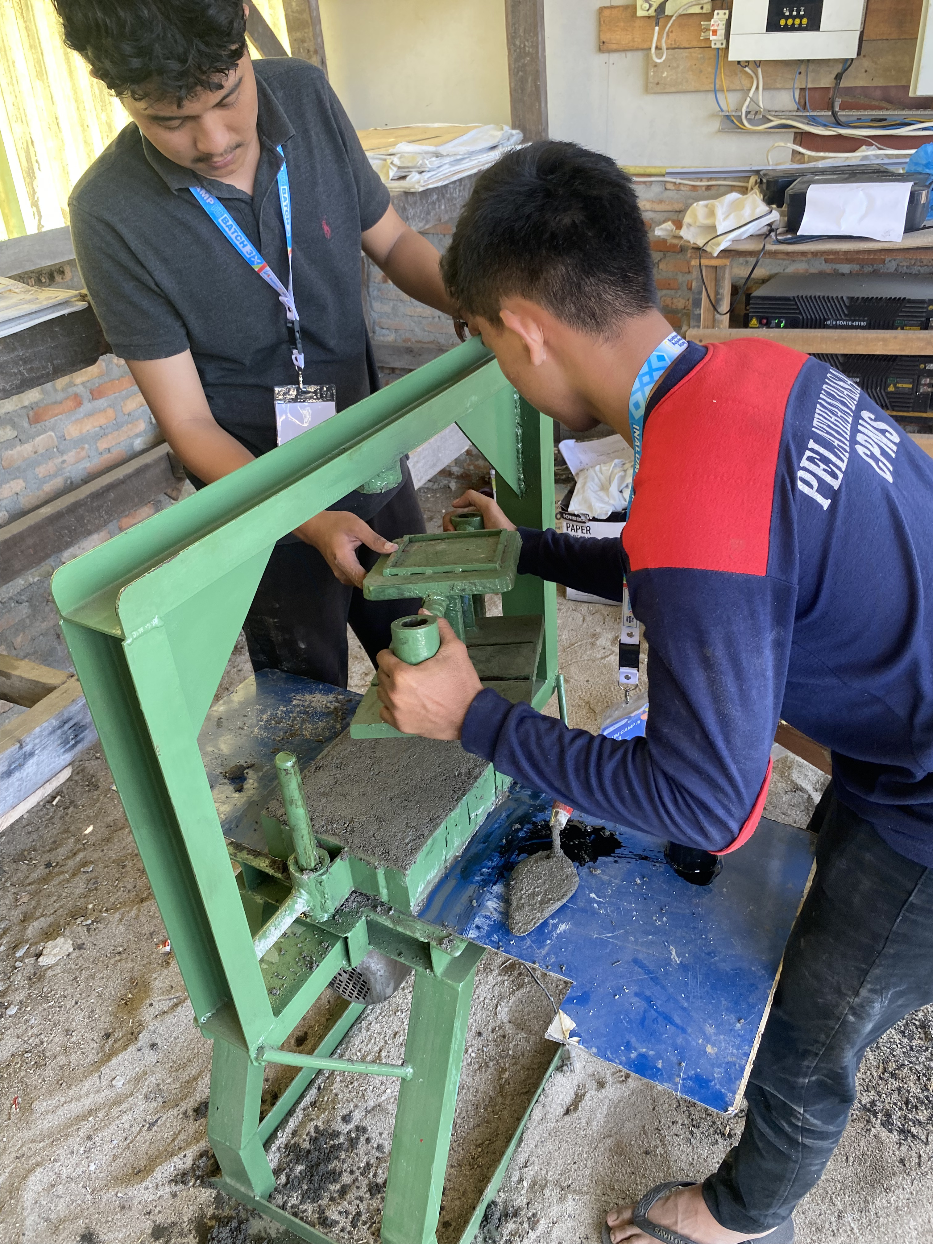 Inovasi Paving Block Ban Bekas: Tim Paving Block Lakukan Proses Pencetakan Bersama Masyarakat untuk Mendapatkan Formula yang Terbaik